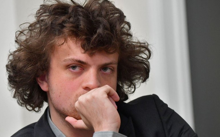 Acusado de trapaça no xadrez fica em penúltimo após torneio reforçar segurança