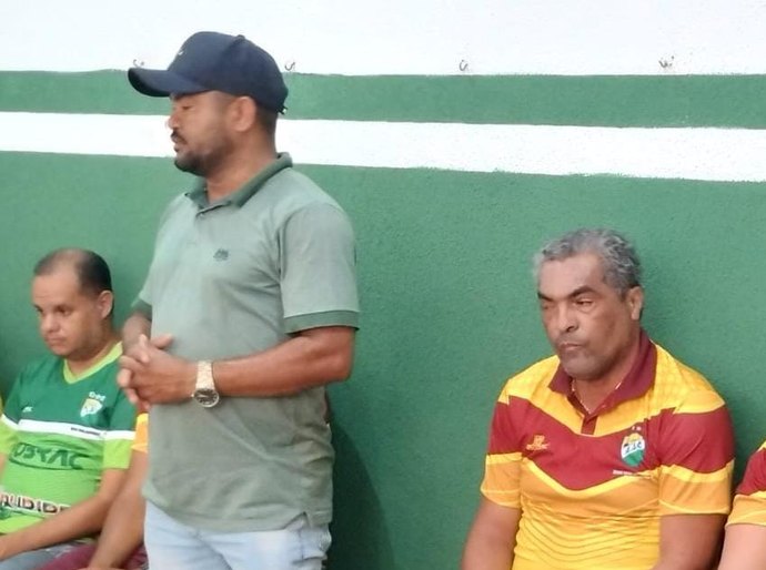 Coruripe demite técnico Roberto de Jesus