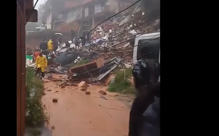 Idosa morre soterrada após rompimento de adutora no Rio