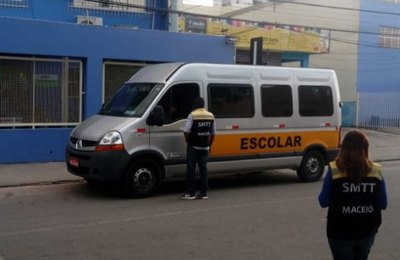 Operação fiscaliza transporte escolar em bairros da capital