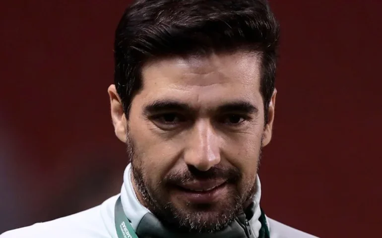 Abel Ferreira tem papo com Estêvão em último treino do Palmeiras antes do duelo com o Chelsea