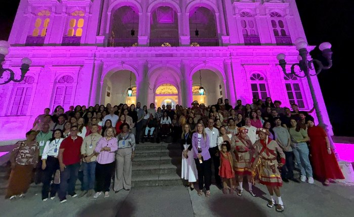 Fachada do Museu Palácio Floriano Peixoto recebeu a iluminação nas cores da campanha