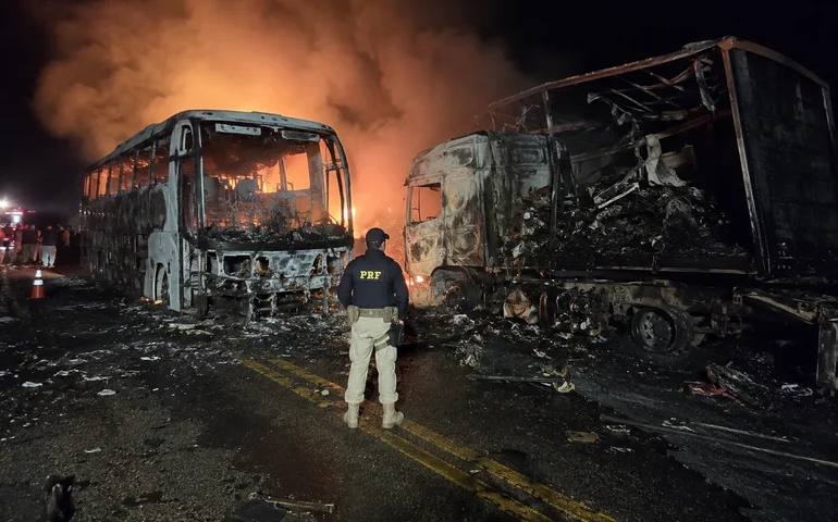 Ônibus colide com carreta e pega fogo, deixando oito mortos em Minas Gerais