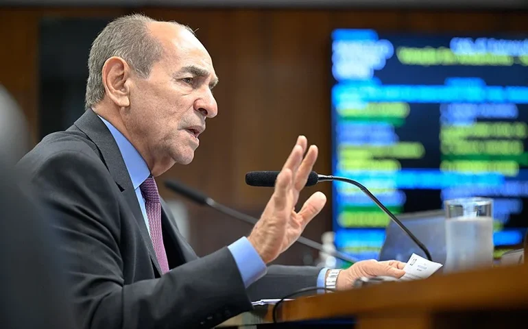 CAS aprova medidas para prevenir evasão escolar por maternidade precoce