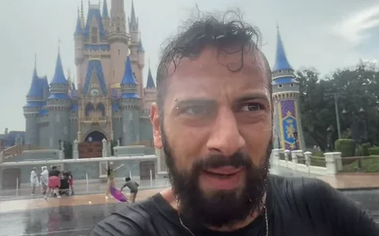 Influenciador Cartolouco é investigado por agressão contra ex-namorada e presta depoimento