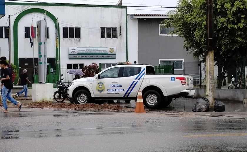 Casa é invadida em Arapiraca e mulher é baleada e seu filho morto