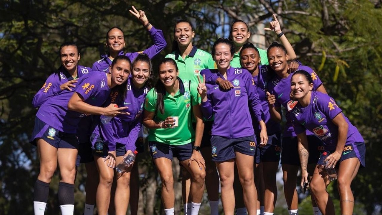 Marta e Debinha chegam brincando em apresentação da seleção para últimos amistosos do ano