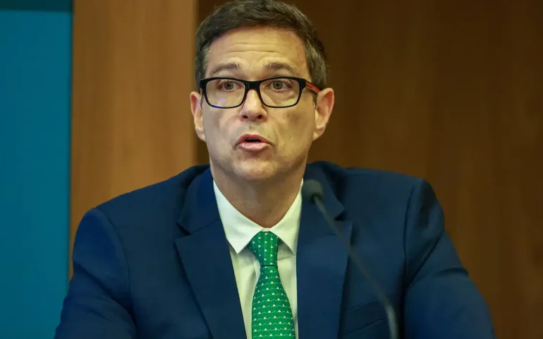 Com o fluxo de saída acima da média, BC vai atuar como vem atuando no câmbio, diz Campos Neto