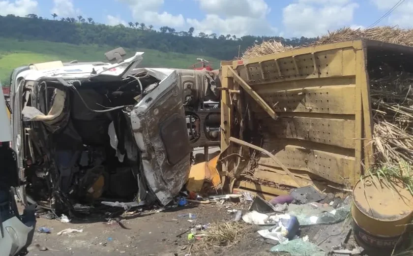 Acidente entre duas carretas deixa vítima presa às ferragens em Alagoas