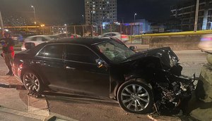 Carro colide contra mureta e causa derramamento de óleo em Aracaju / Foto: Foto: SMTT/Aracaju
