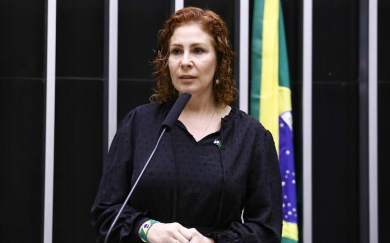Câmara atende ao pedido do STF e bloqueia salário de Carla Zambelli