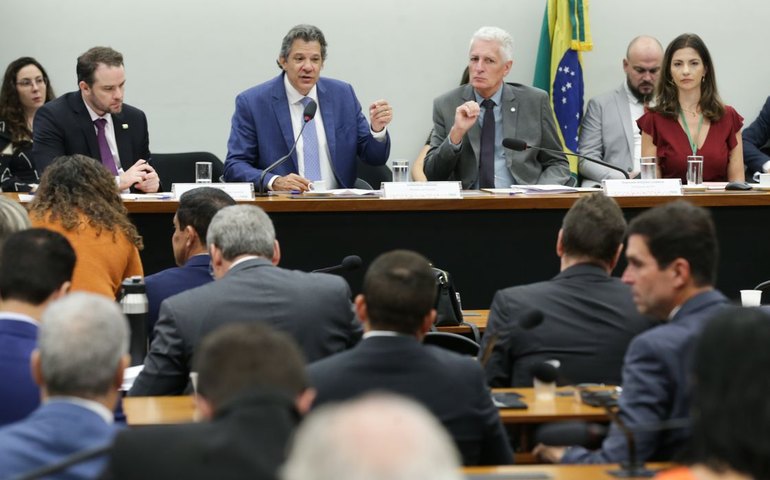 Audiência com Haddad é encerrada após tumulto entre deputados