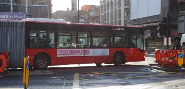Ônibus com desprezível anúncio ateísta