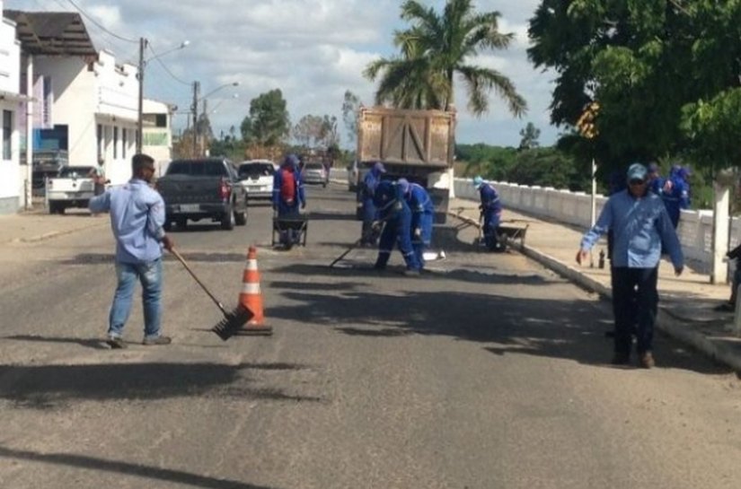 Operação de recuperação asfáltica de avenidas chega a Penedo