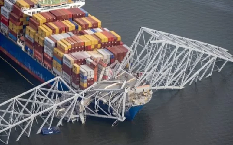 Caixa-preta de navio que colidiu em ponte de Baltimore é recuperada
