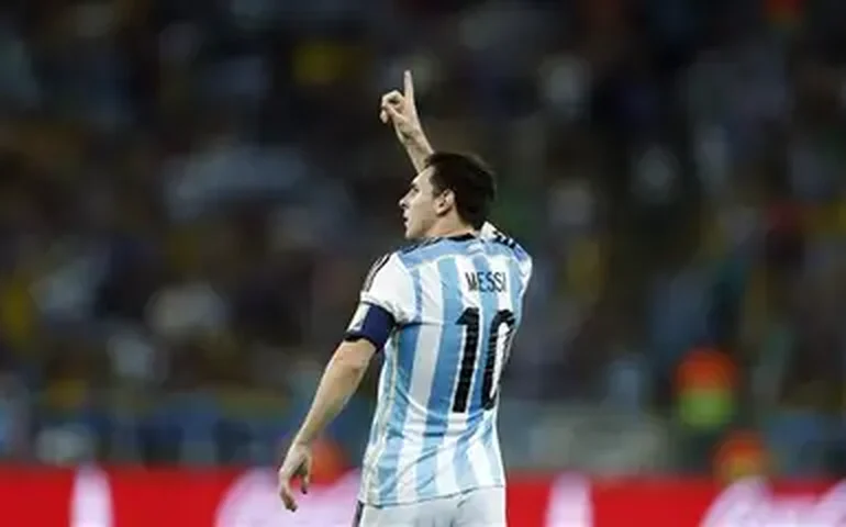 Vídeo: segurança de Messi entra em campo e afasta torcedor que tentava tirar foto com o argentino