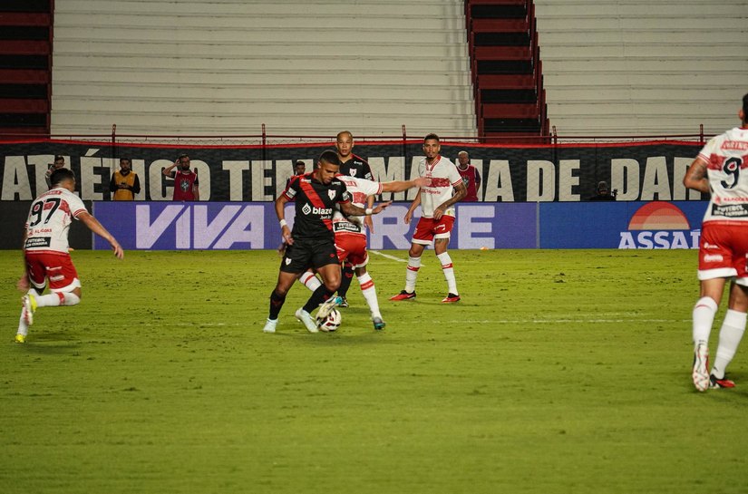 De virada, CRB perde para o Atlético-GO por 2 a 1 e acumula terceira derrota seguida na Série B