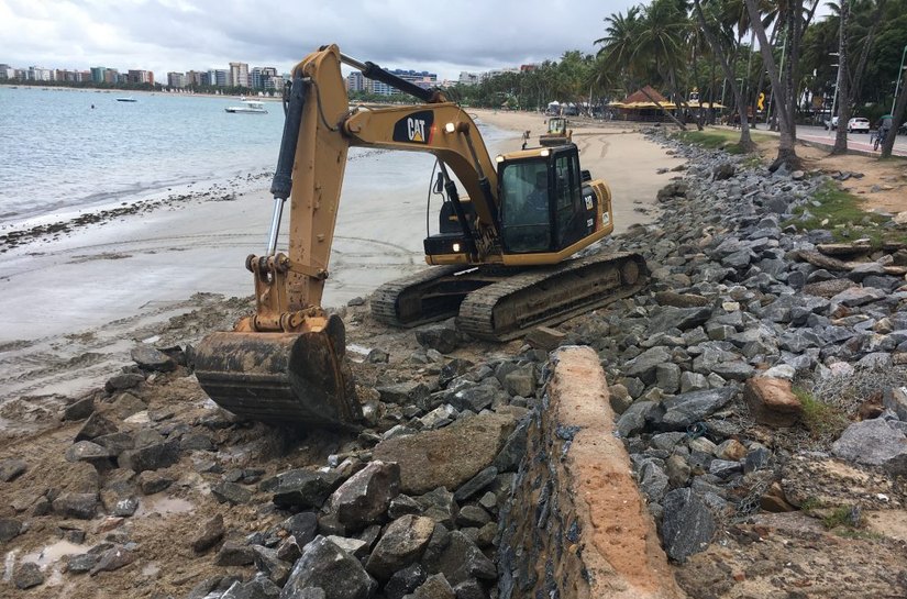 Prefeitura desobstrui faixa de areia na orla de Ponta Verde