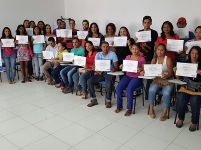 Frente do Emprego entrega certificado de curso a trabalhadores