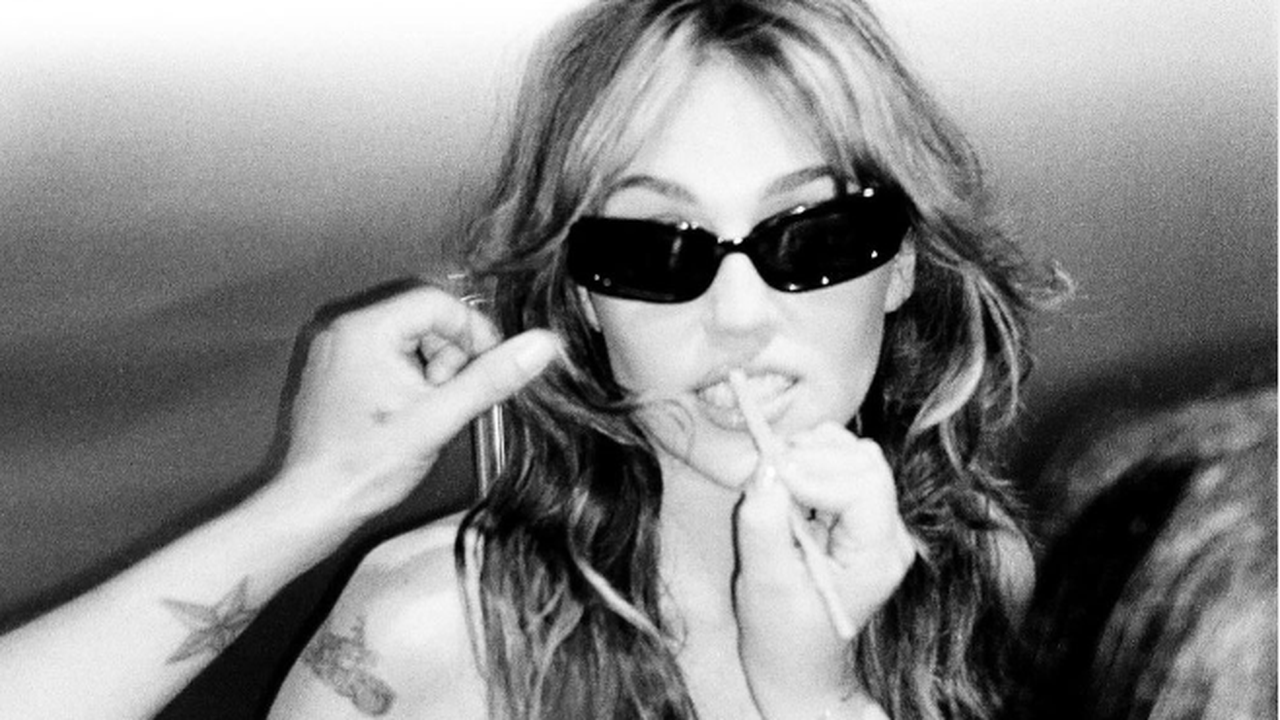 Miley Cyrus muda nome artístico após morte da madrinha Dolly Parton