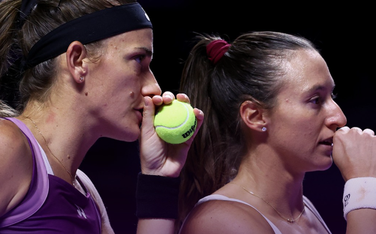 Luisa Stefani e Timea Babos ficam com o vice-campeonato no WTA Finals após queda no segundo set