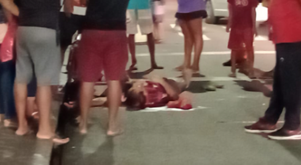 Mulher quebra garrafa e atinge homem em situação de rua no Centro de Aracaju