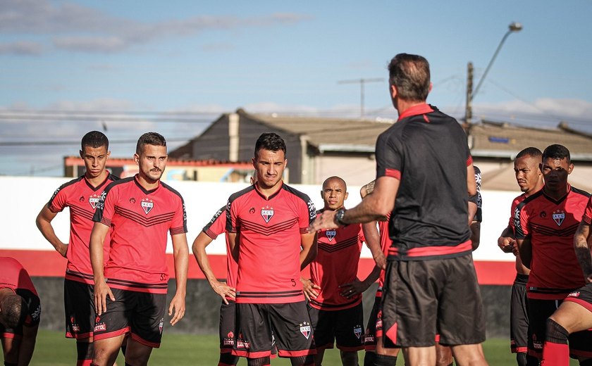 Covid tira quatro jogadores do Atlético-GO para o duelo contra o Flamengo