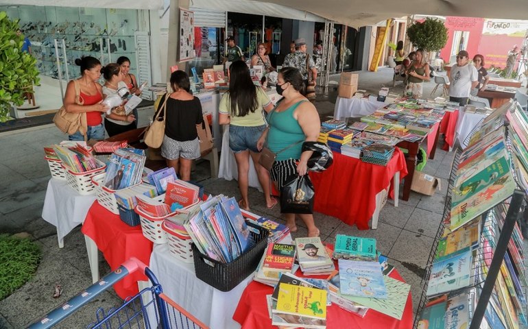 Venda de livros na Festa Literária de Penedo supera expectativas