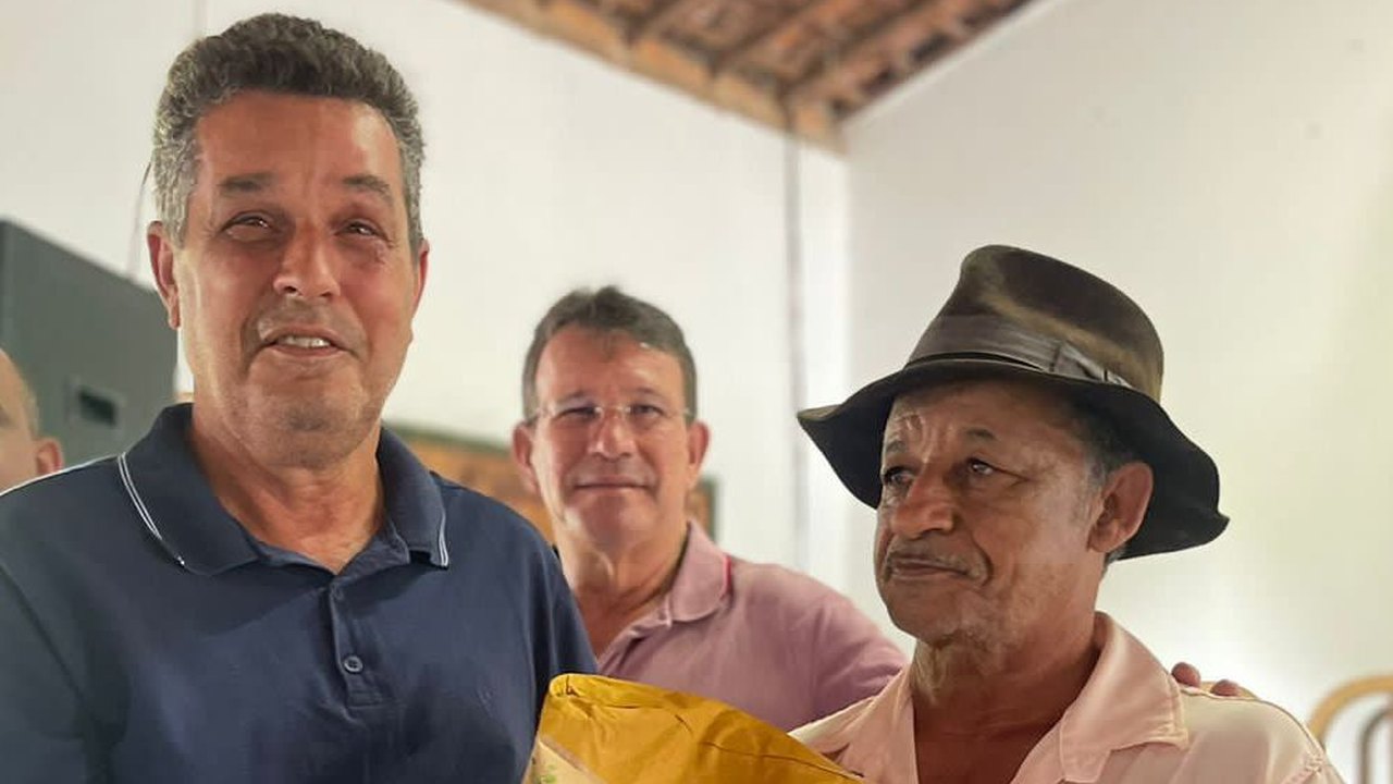 Prefeitura de Branquinha entrega mais de 2 toneladas de milho e uma carreta agrícola