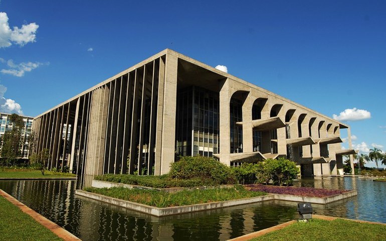 Ministério da Justiça pede para Google e Apple adicionarem senha biométrica em e-mails