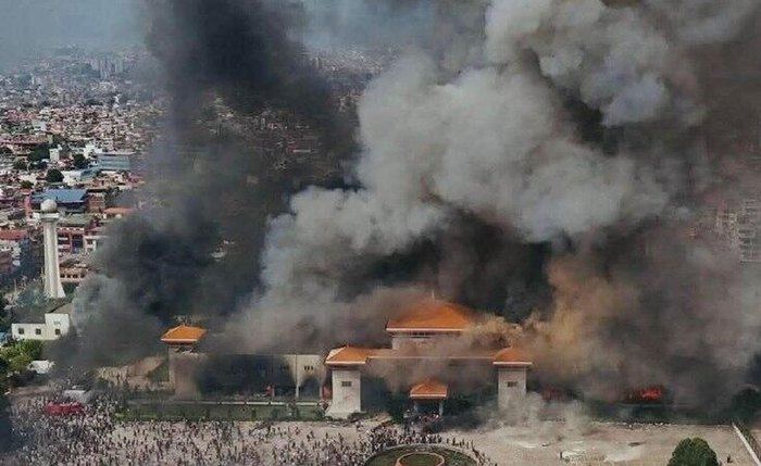 Esposa do ex-primeiro-ministro do Nepal morre após manifestantes incendiarem sua casa, diz portal