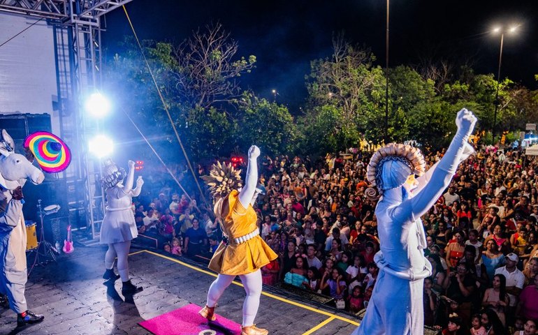 Crianças celebram a magia do Natal no Bosque das Arapiracas