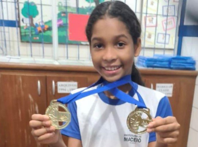 Estudante da rede municipal de ensino é campeã estadual de natação