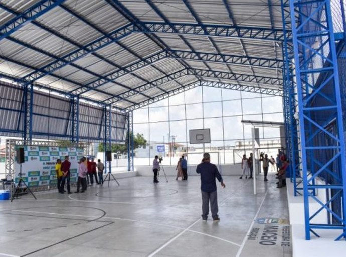 Prefeito Rui Palmeira entrega quadra poliesportiva no Santa Lúcia