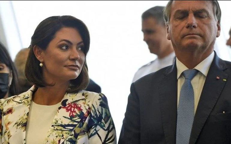 Rejeitado pelas mulheres, Bolsonaro leva Michelle para evento em Bagé