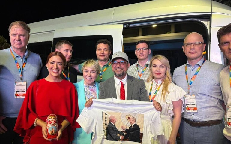 Diplomacia no estilo casual: camisa com Lula e Putin conquista BRICS+ no RJ