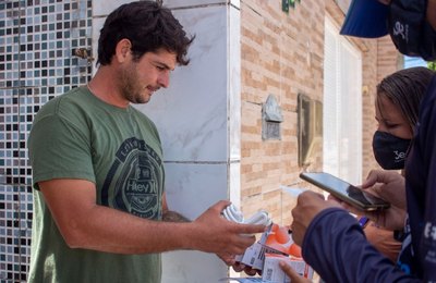 Troca de lâmpadas porta a porta é realizada de forma simultânea em mais três municípios alagoanos
