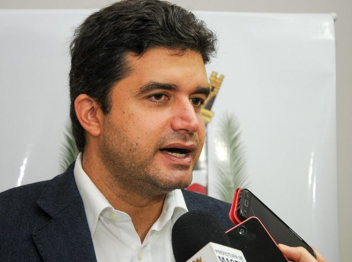 Prefeito Rui Palmeira vistoria reforma em escola nesta quarta pela manhã