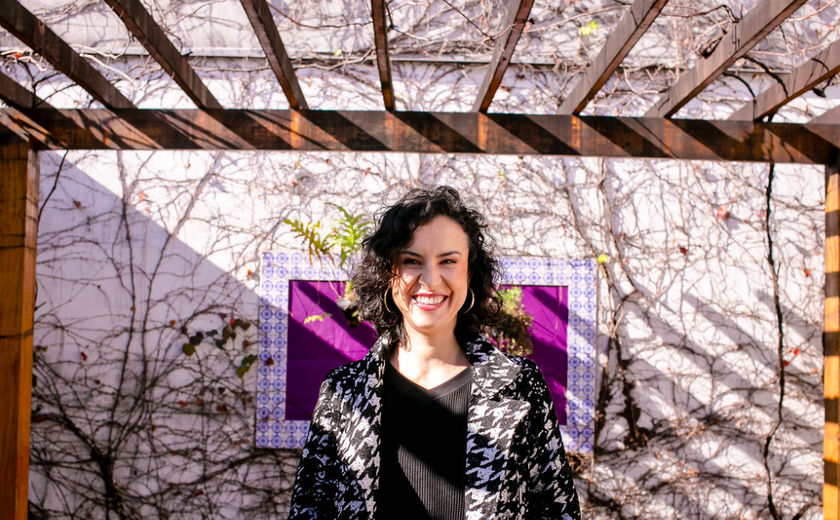 Vivência imigrante em Londres inspira crônicas por Sandra Acosta em novo livro lançado pela editora Patuá