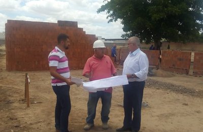 Teófilo visita obra da UPA da Baixa Grande e conversa com trabalhadores 