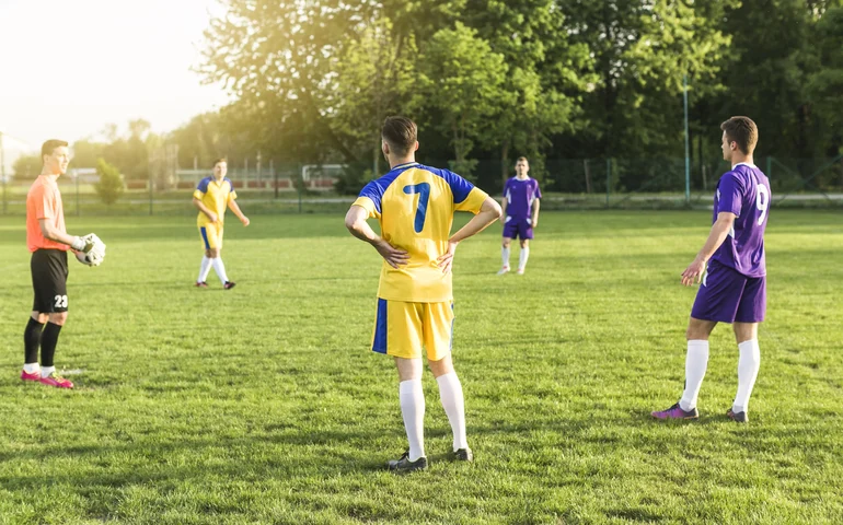 Lesões no joelho crescem entre jogadores amadores na Copa do Mundo; prevenção pode reduzir risco em até 50%