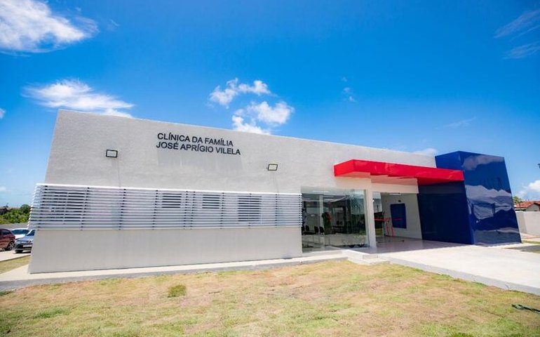 Governador entrega clínica da família no Benedito Bentes, que amplia a assistência básica