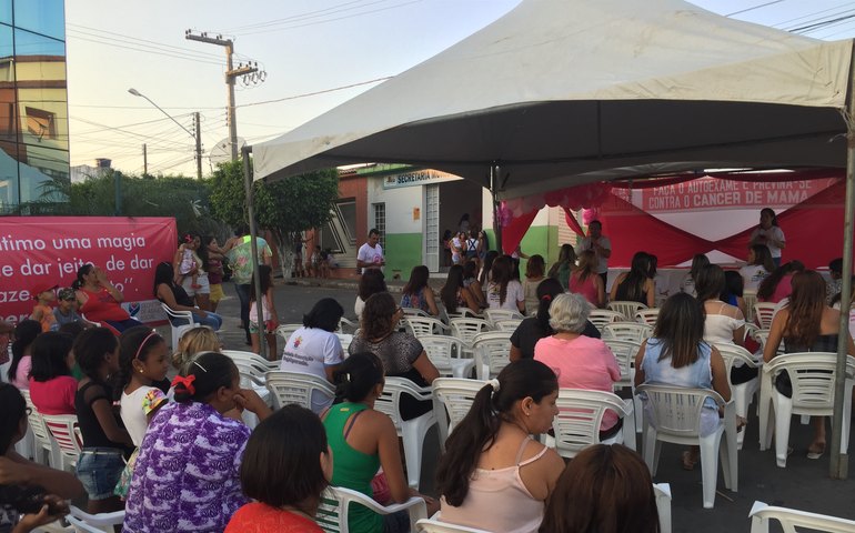Mulheres participam da campanha Outubro Rosa em Feira Grande