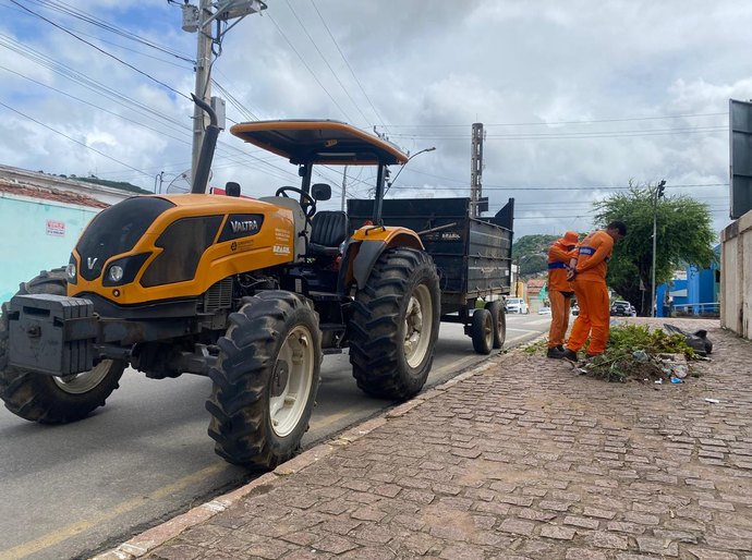 Prefeitura de Palmeira intensifica trabalhos de capinação e de remoção de lixo na cidade