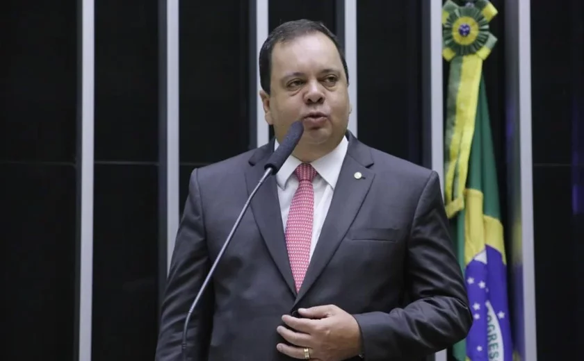 Elmar resiste a deixar disputa na Câmara e Lula dá aval a Hugo Motta para substituir Lira