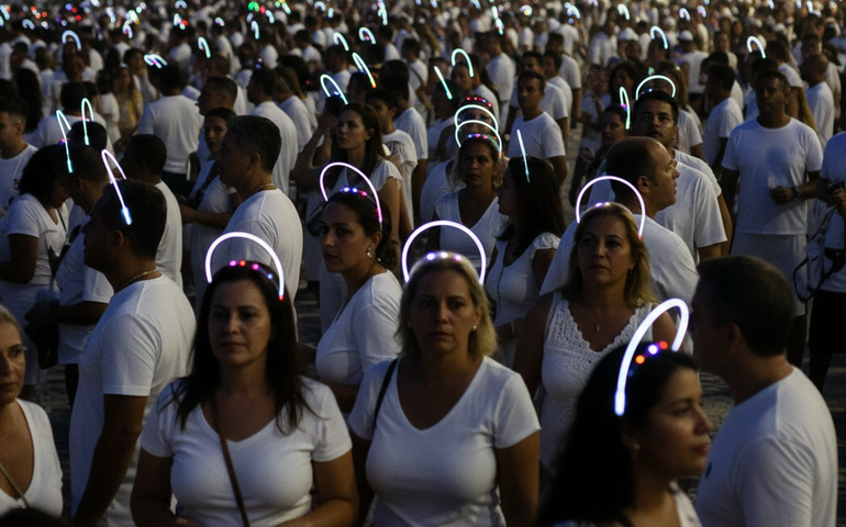 Arcos luminosos são a sensação do look de réveillon 2026 em Copacabana