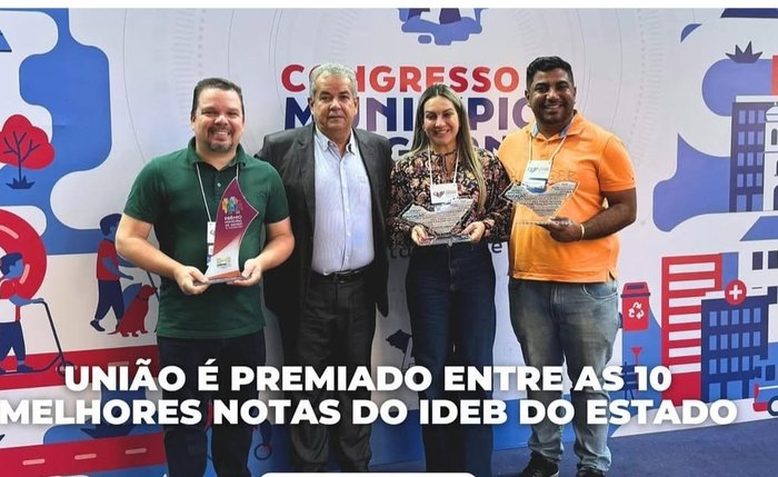 Recebimento do prêmio Municipal de Gestão da Aprendizagem durante o congresso da AMA