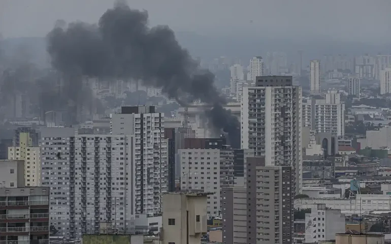 Incêndio atinge prédio no centro de SP