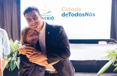 Prefeito JHC entrega Prêmio Orgulho Caeté para servidores que atuam há mais de 35 anos no Município
