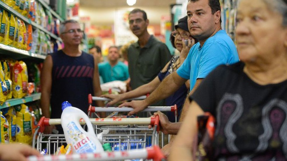 Consumo das famílias sobe pelo sexto mês consecutivo